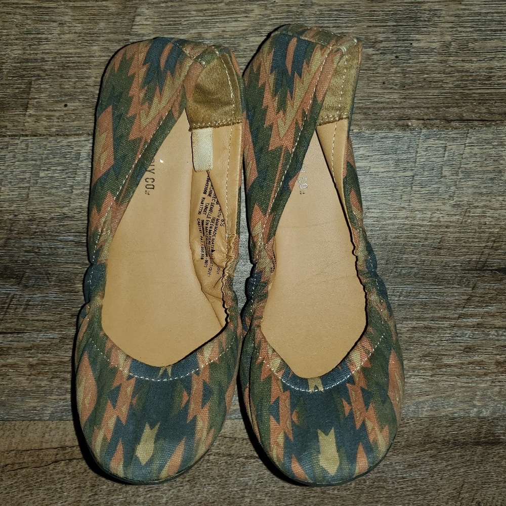 Flat shoes